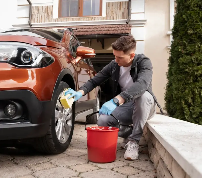 Lavage auto à domicile Saint-Saturnin-du-Bois : professionnel intervenant sur un véhicule